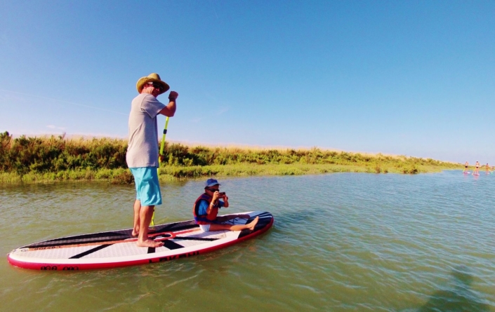 Duo familiale sur un paddle.